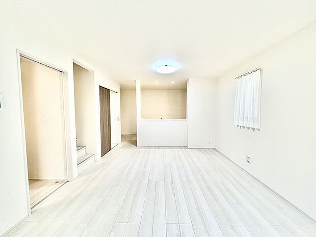 家族団欒のリビング。陽光差し込む食卓には家族の会話とスマイルが溢れます。いつまでもここで食卓を囲みたくなる、そう感じさせてくれるスペース。