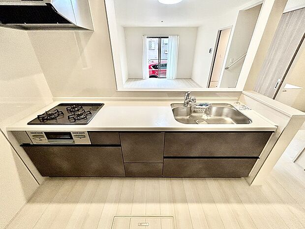 リビングにいる家族の顔が見渡せるカウンターキッチン。お料理もより一層おいしく、楽しく。食器棚を背面に設置しても十分な広さを確保しています。