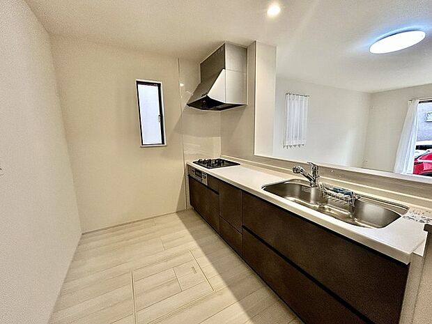 リビングにいる家族の顔が見渡せるカウンターキッチン。お料理もより一層おいしく、楽しく。食器棚を背面に設置しても十分な広さを確保しています。