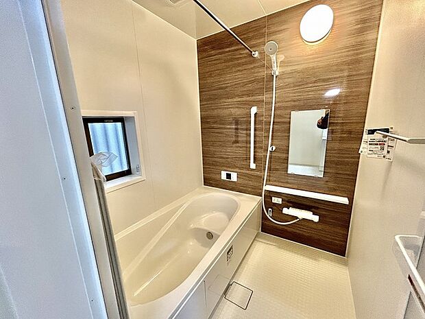 花粉や雨の日、寒い冬の時期に嬉しい浴室乾燥機。換気機能で入浴時に湿気を換気しカビの防止にもなります。