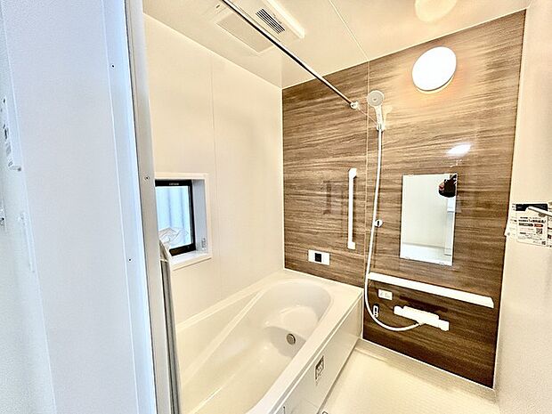 その日の疲れをゆっくりと落としてくれる場所、お子様との大事なひと時を楽しくしてくれる場所。曲線美も感じられるくつろぎのバスタブは、半身浴も楽しめる居心地の良さ。