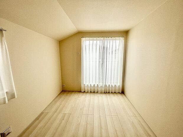 2面採光を確保した明るい室内は、爽やかな風を感じる居心地の良い空間です。