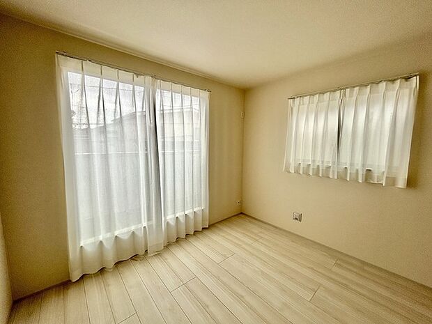 バルコニーに面した洋室。開口部からは優しい陽光が差し込み心地よい風が通り抜けます。