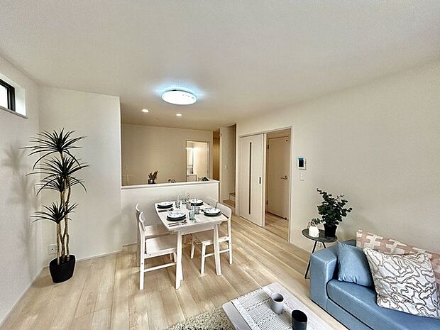 家族団欒のリビング。陽光差し込む食卓には家族の会話とスマイルが溢れます。いつまでもここで食卓を囲みたくなる、そう感じさせてくれるスペース。