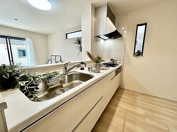 人工大理石を使用したシステムキッチン。永く傷つきにくく、お手入れもしやすい高機能性です。