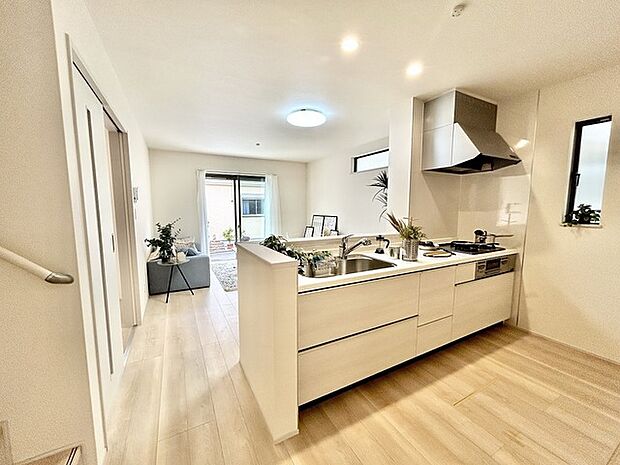 リビングにいる家族の顔が見渡せるカウンターキッチン。お料理もより一層おいしく、楽しく。食器棚を背面に設置しても十分な広さを確保しています。