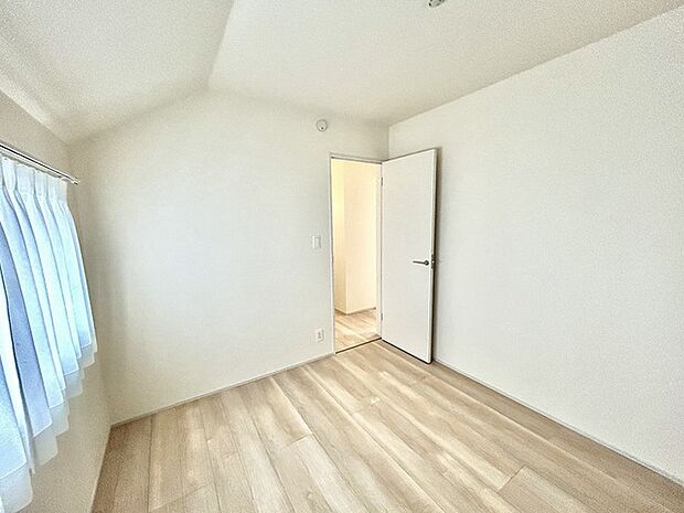 衣類の整理整頓に嬉しいクローゼット付きのお部屋。お子様のお部屋としても便利です。