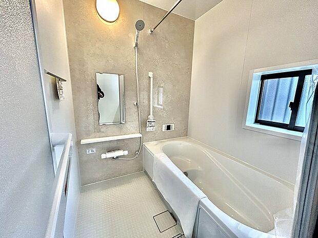 一緒にお風呂に入っている子供達の声がリビングまで聞こえてきそうな広々とした1坪バス 花粉や雨の日、寒い冬の時期に嬉しい浴室乾燥機。換気機能で入浴時に湿気を換気しカビの防止にもなります。