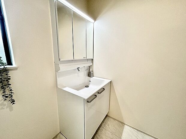 お出かけ前の身だしなみに一歩差がつく三面鏡。ミラー裏にはたっぷり収納もございます。