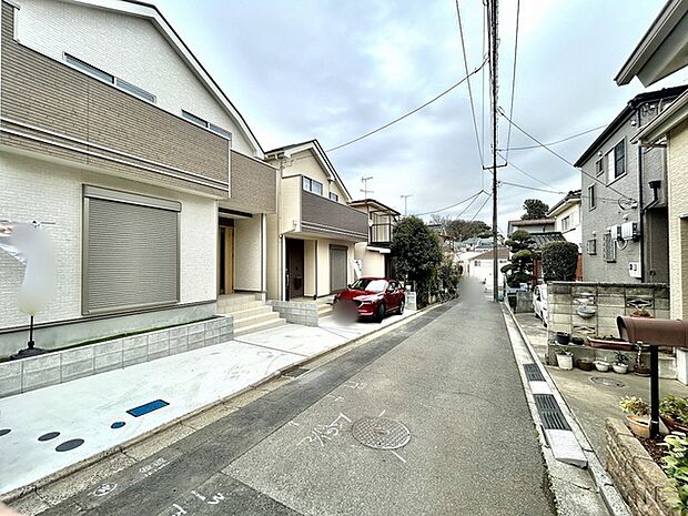 4.3m幅員の道路に面しており車通りは少ないので安心して駐車可能です。