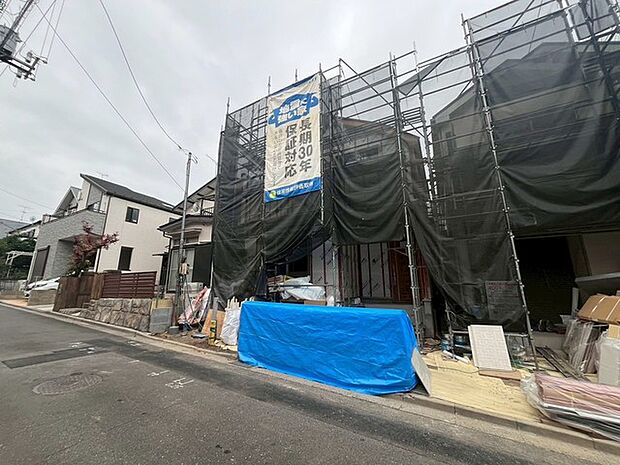 南道路に面しており日中もたくさんの陽が入ります。風通りや周辺環境など実際に現地にてご確認ください。