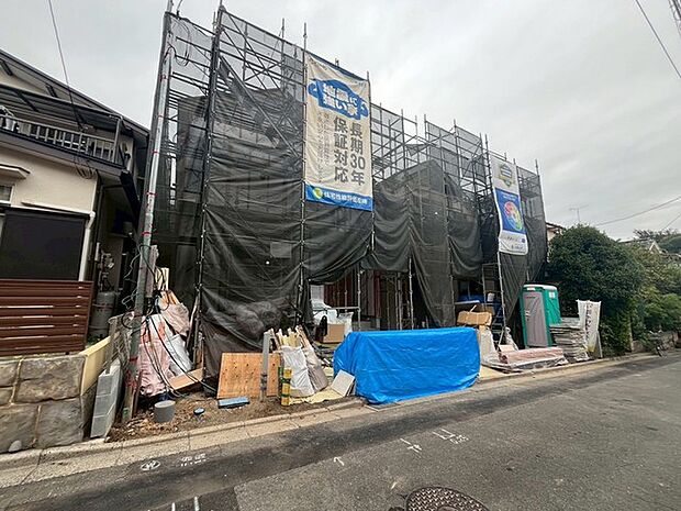 戸建てが立ち並ぶ静かな住宅街。四季折々の移り変わりを感じながら自然と楽しみ、暮らす、そんな毎日を日々の中で感じられる住環境 