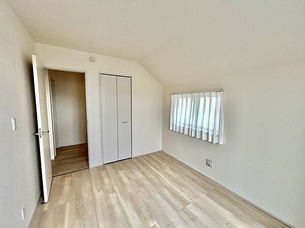 今からここを誰のお部屋にしようか、そんな洋室。大きさは6帖です。