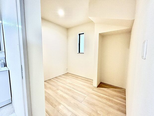 キッチン後ろのフリーコーナーです。書斎やお子様の勉強するスペースとしても使えそうです。