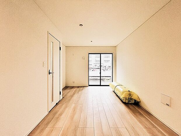 家族団欒のリビング。陽光差し込む食卓には家族の会話とスマイルが溢れます。いつまでもここで食卓を囲みたくなる、そう感じさせてくれるスペース。