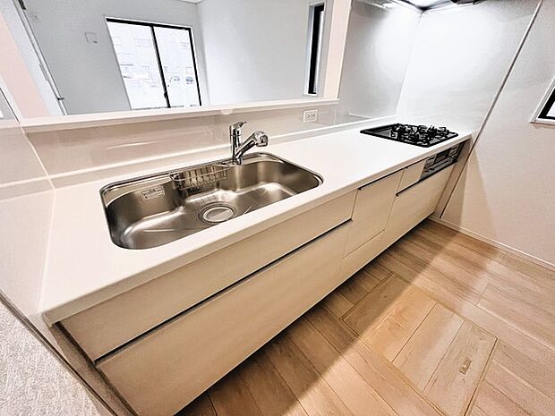 人工大理石を使用したシステムキッチン。永く傷つきにくく、お手入れもしやすい高機能性です。