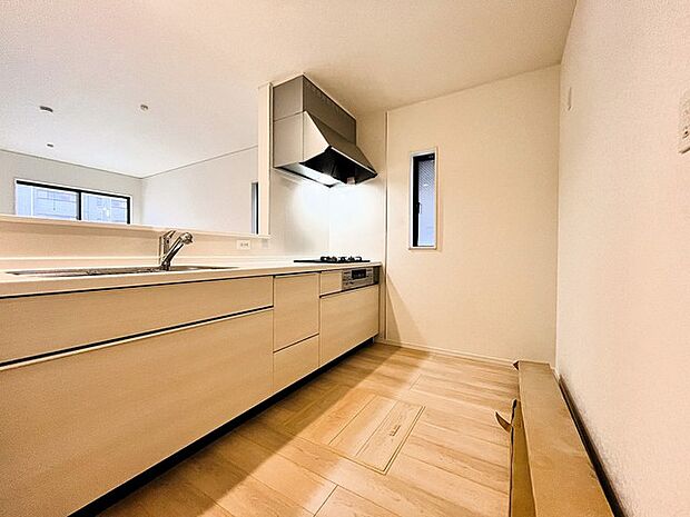 リビングにいる家族の顔が見渡せるカウンターキッチン。お料理もより一層おいしく、楽しく。食器棚を背面に設置しても十分な広さを確保しています。 