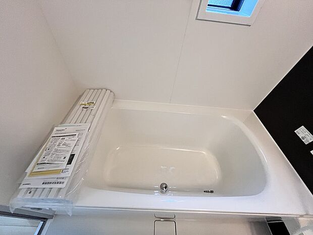 その日の疲れをゆっくりと落としてくれる場所、お子様との大事なひと時を楽しくしてくれる場所。曲線美も感じられるくつろぎのバスタブは、半身浴も楽しめる居心地の良さ。 