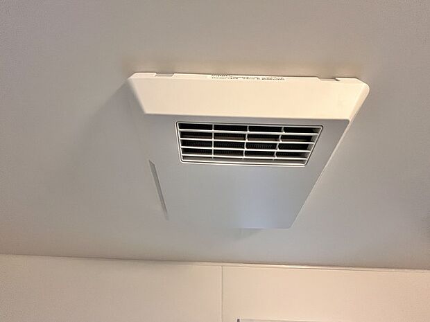 花粉や雨の日、寒い冬の時期に嬉しい浴室乾燥機。換気機能で入浴時に湿気を換気しカビの防止にもなります。  