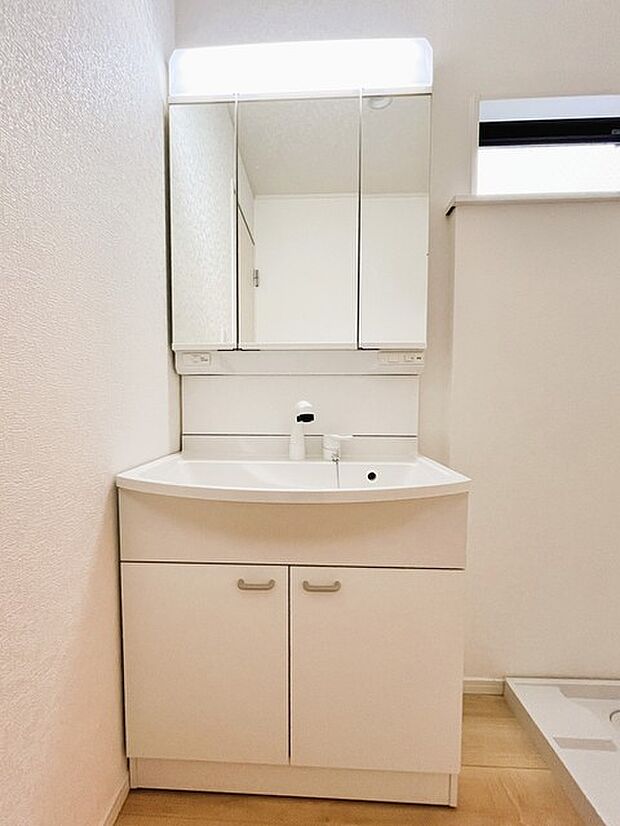 お出かけ前の身だしなみに一歩差がつく三面鏡。ミラー裏にはたっぷり収納もございます。 