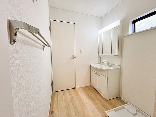 ゆとりの洗面スペースで朝の身支度もスムーズに行えます。 