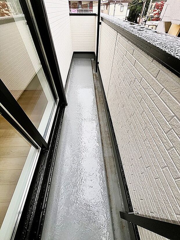 南側のお部屋から出入りできるバルコニー。心地よい陽射しと暖かな風を楽しむことが出来ます。 