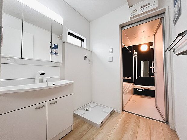 使い勝手の良い洗面台、窓があることで換気もしやすく清潔感のある空間を保てます。 