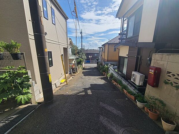 戸建てが立ち並ぶ静かな住宅街。四季折々の移り変わりを感じながら自然と楽しみ、暮らす、そんな毎日を日々の中で感じられる住環境