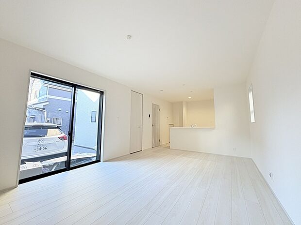 家族や友人、両親、親戚とこれから沢山の時間を紡ぐのだろう。そこを彩るのは窓から見える青い空、心地よい緑。そんなイメージが膨らむリビングスペース。 