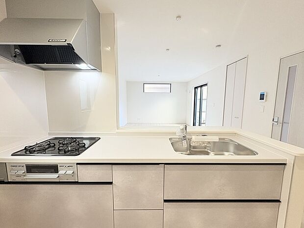 リビングにいる家族の顔が見渡せるカウンターキッチン。お料理もより一層おいしく、楽しく。食器棚を背面に設置しても十分な広さを確保しています。 