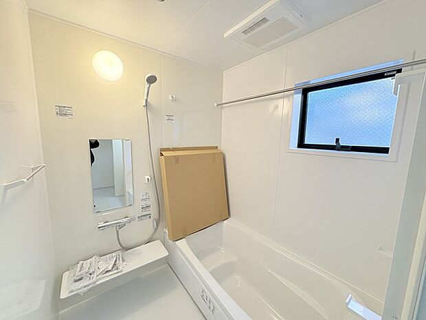 花粉や雨の日、寒い冬の時期に嬉しい浴室乾燥機。換気機能で入浴時に湿気を換気しカビの防止にもなります。  