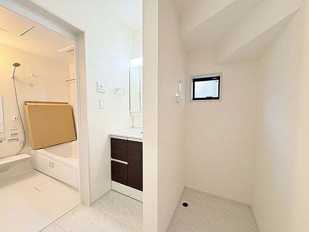 ゆとりの洗面スペースで朝の身支度もスムーズに行えます。 