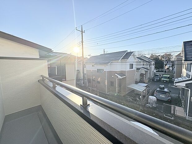 陽ざしが差込む明るいバルコニー。奥行きのあるバルコニーはお洗濯時に助かります。 