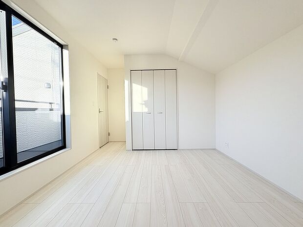 どんな家具にでも相性が良い清潔感ある白色調のクロスを採用。主張しすぎない配色、耐久性にも優れた床材は日々のメンテナンスも楽に、快適に過ごして頂けるよう考えられています。 