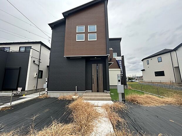 玄関はおうちの顔とも呼ばれる重要な場所！明るくスッキリと見える空間で住まう人を見送り、出迎えてくれます。 