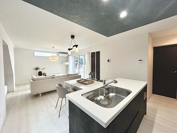 家族団欒のリビング。陽光差し込む食卓には家族の会話とスマイルが溢れます。いつまでもここで食卓を囲みたくなる、そう感じさせてくれるスペース。 