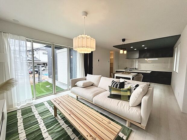 夕食の時間。家族、友人、両親、親戚との会話がより料理を美味しくしてくれる。あっという間に時間が過ぎてしまう居心地の良さは、普段はほっとする空間としてここにあります。 