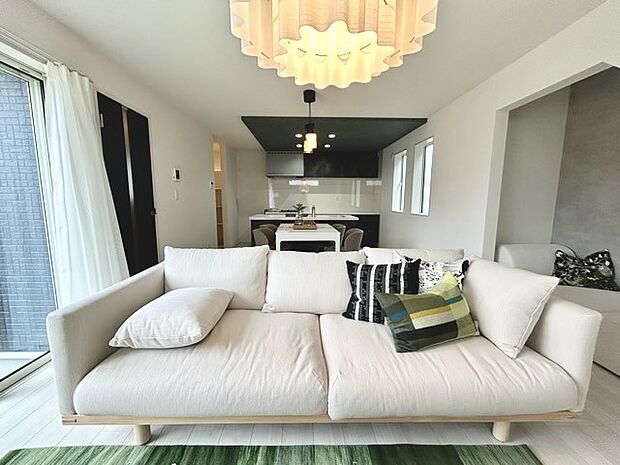 大きな開口部から明るい光が差し込むリビング。日中の室内の明るさがこの部屋の魅力です。 