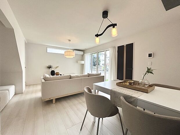 家族や友人、両親、親戚とこれから沢山の時間を紡ぐのだろう。そこを彩るのは窓から見える青い空、心地よい緑。そんなイメージが膨らむリビングスペース。 