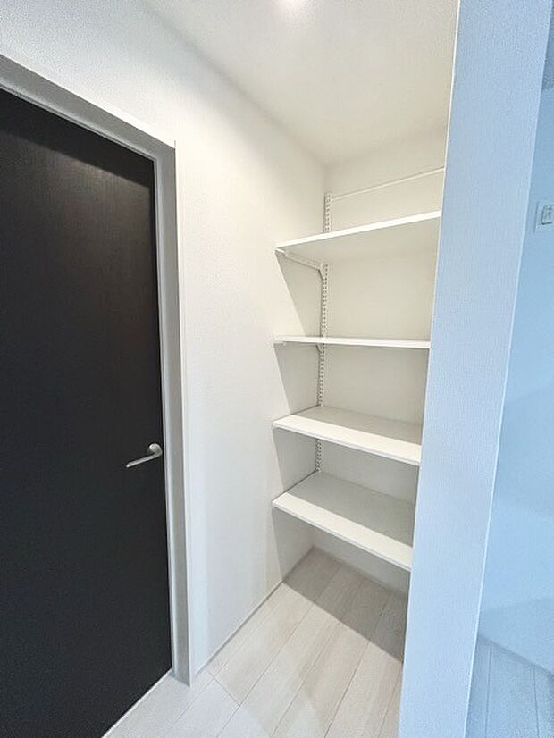 大容量のパントリーがございますので、非常食や食品のストックも沢山置けます。 