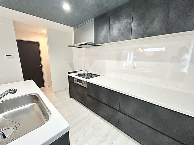 家族が一番集まる場所だから広々としつつも素敵な空間であって欲しい。皆がくつろぐリビングからキッチンまでが一つに繋がる空間。 