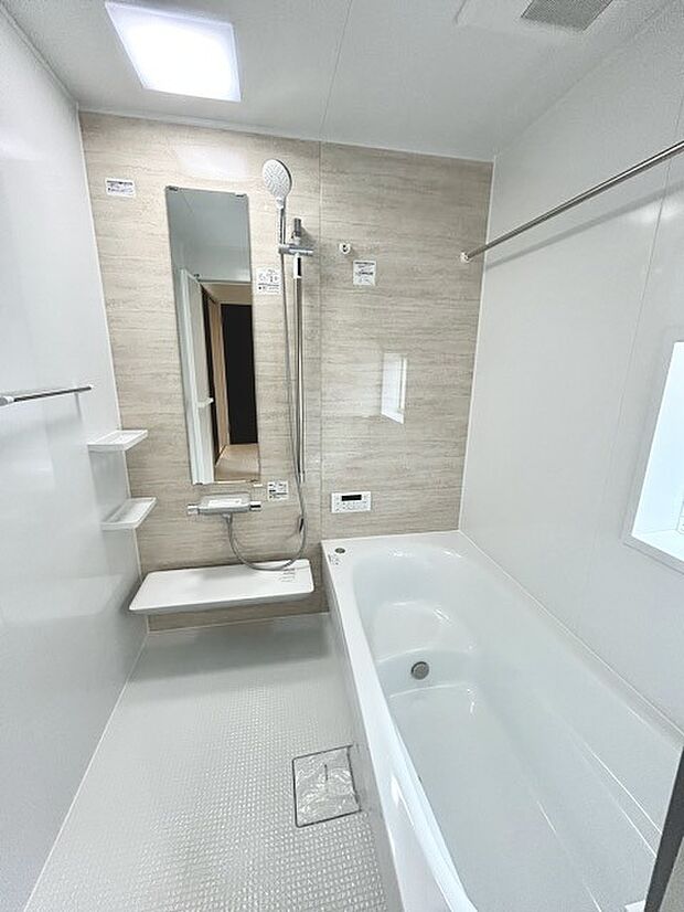 花粉や雨の日、寒い冬の時期に嬉しい浴室乾燥機。換気機能で入浴時に湿気を換気しカビの防止にもなります。  