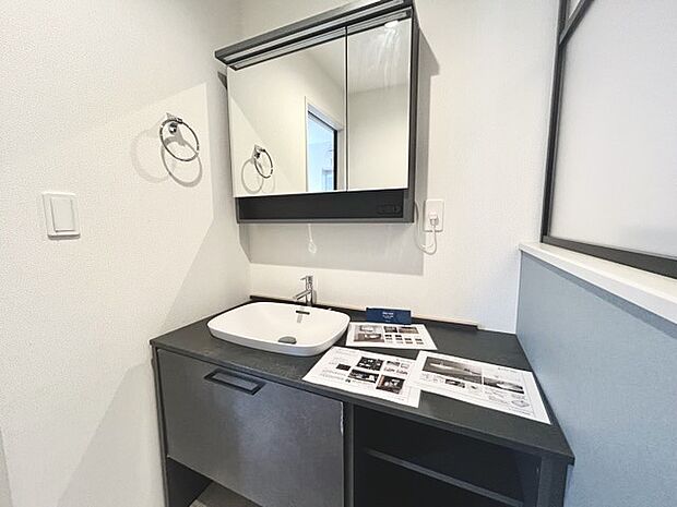 ゆとりの洗面スペースで朝の身支度もスムーズに行えます。 