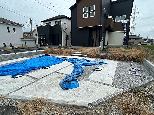 セカンドカーや来客時にも便利なカースペース2台分ございます。 