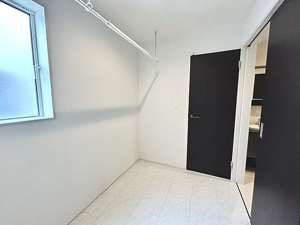 ゆとりの洗面スペースで朝の身支度もスムーズに行えます。 