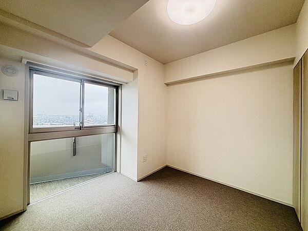 大きな開口部から明るい光が差し込む、日中の室内の明るさがこの部屋の魅力です。