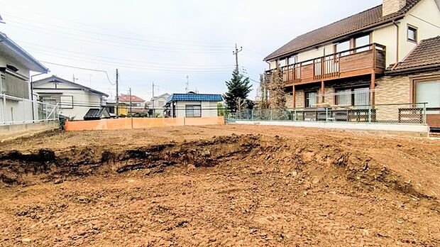 セカンドカーや来客時にも便利なカースペース2台分ございます。