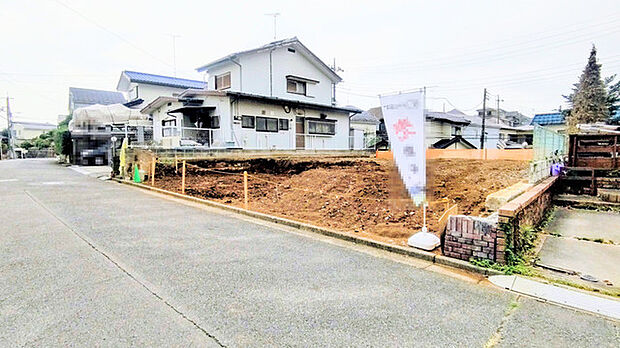 前面道路は広く、駐車がしやすいです。駐車スペース2台分ございます。