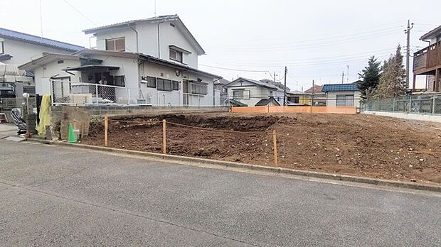 目の前の道路は6mある為、車の駐車や通行もスムーズに行えます。