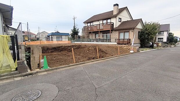 6m幅員の道路に面しておりお車の運転が苦手な方でも安心して出入りいただけます。 